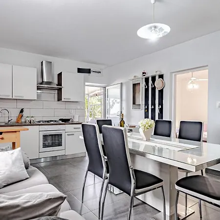 Roza By Guide * فيلا لوكا